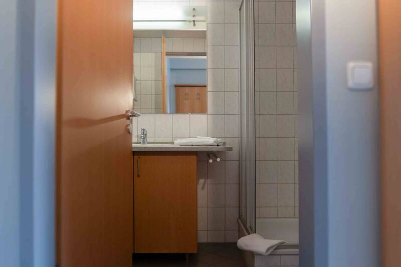 Großzügiges, modernes Badezimmer mit Dusche