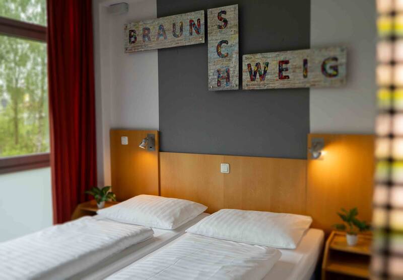 Gemütliches Doppelzimmer mit indirekter Beleuchtung und Blick ins Grüne