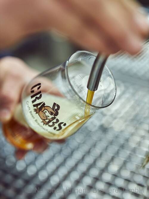 Craft Beer der National Jürgens Brauerei wird an der Zapfanlage in ein Glas gezapft.