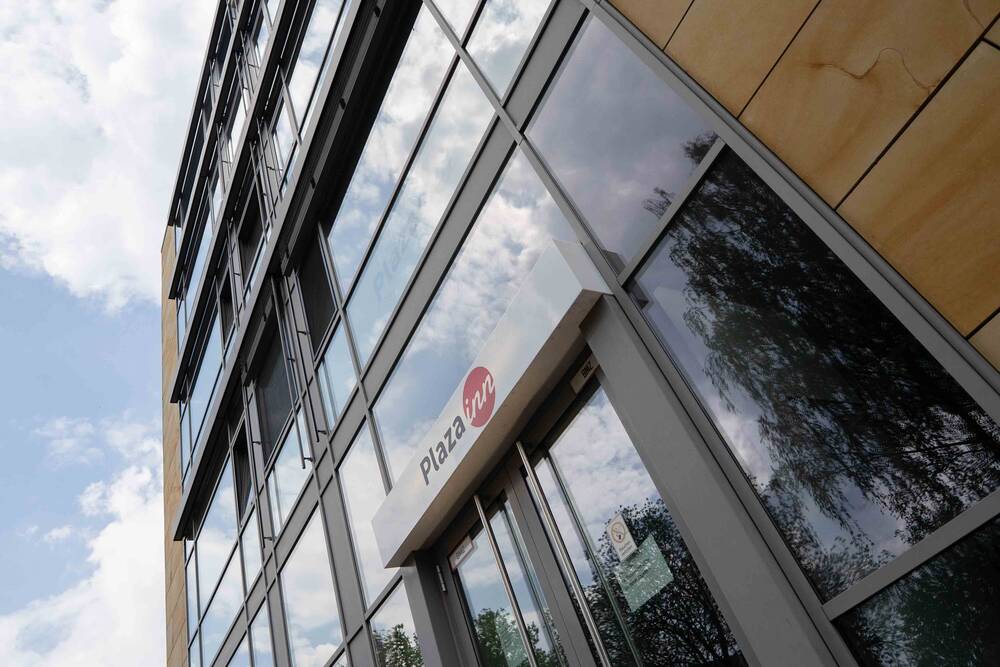 Eingangsbereich vom Plaza Inn Braunschweig mit moderner Glas-Fassade