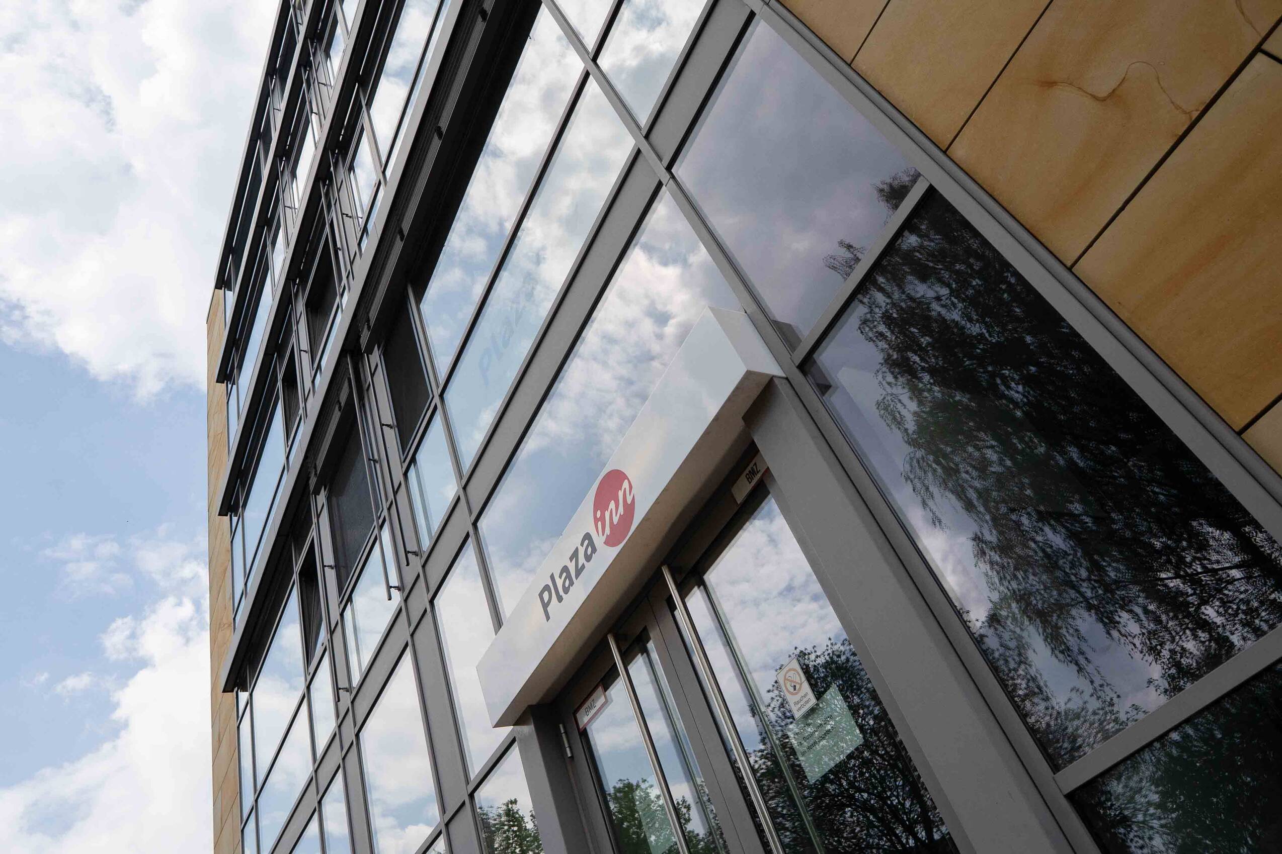 Eingangsbereich vom Plaza Inn Braunschweig mit moderner Glas-Fassade